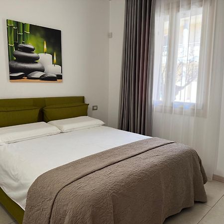 De Luxe Apartments Eden Сирмионе Екстериор снимка