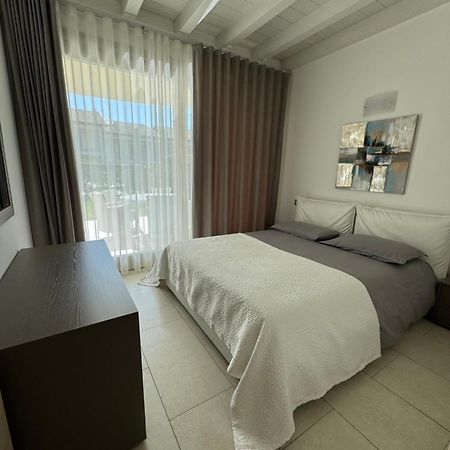 De Luxe Apartments Eden Сирмионе Екстериор снимка