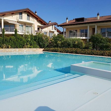 De Luxe Apartments Eden Сирмионе Екстериор снимка