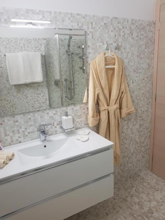 De Luxe Apartments Eden Сирмионе Екстериор снимка