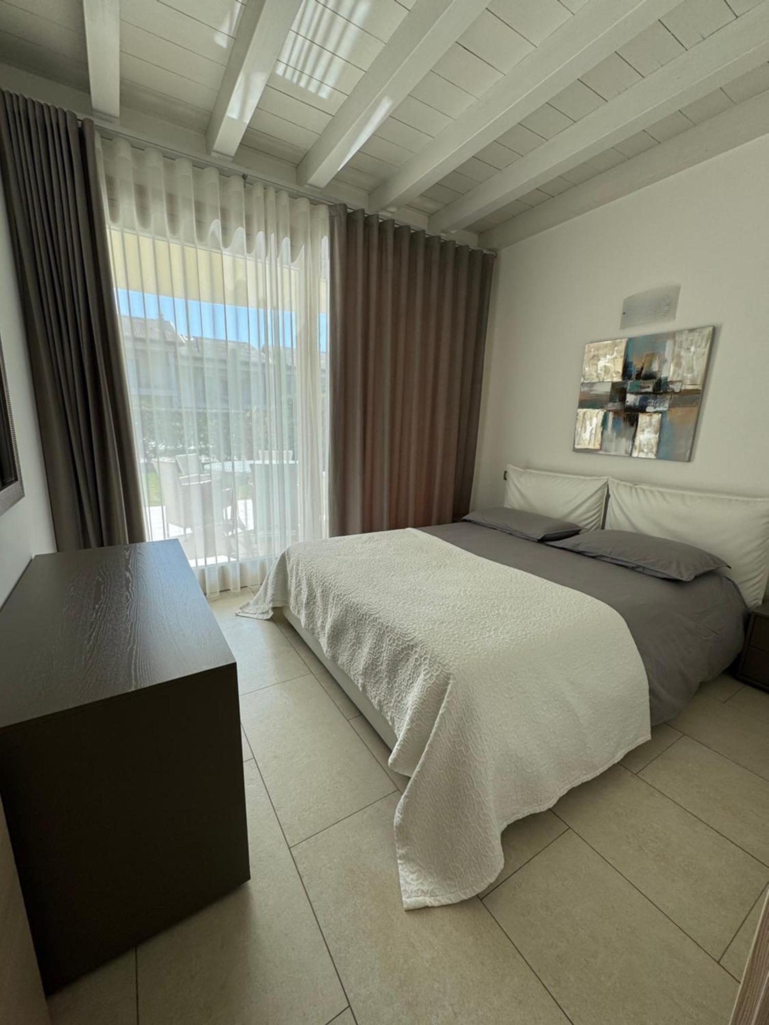 De Luxe Apartments Eden Сирмионе Екстериор снимка