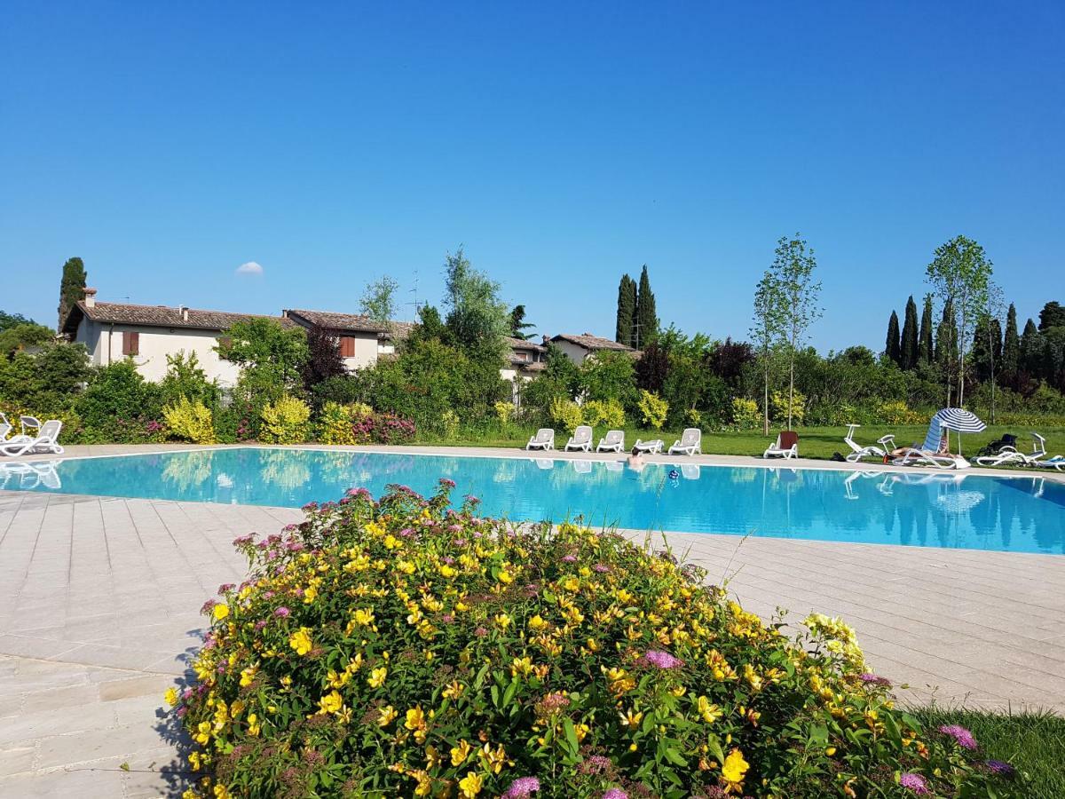 De Luxe Apartments Eden Сирмионе Екстериор снимка