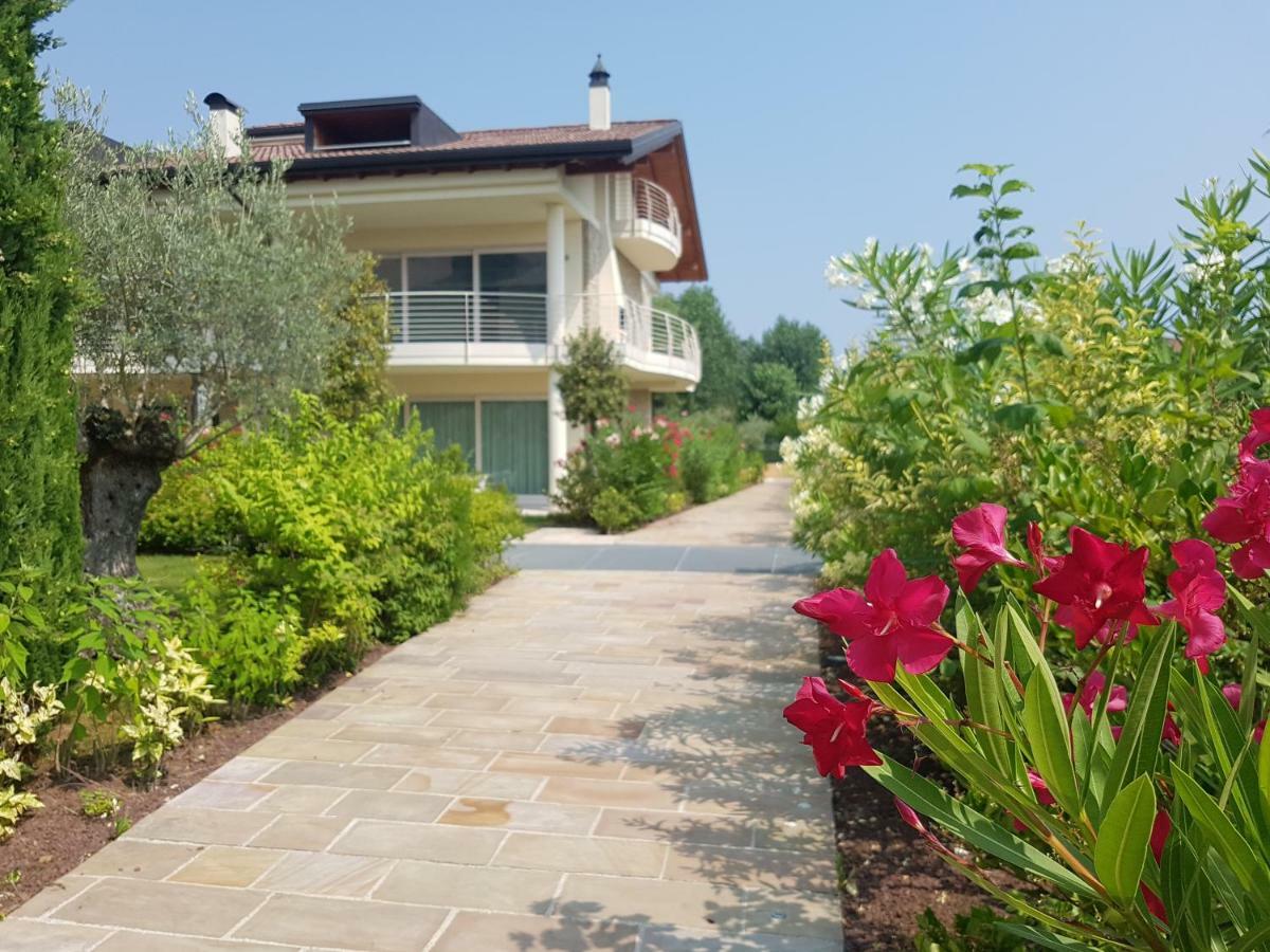 De Luxe Apartments Eden Сирмионе Екстериор снимка