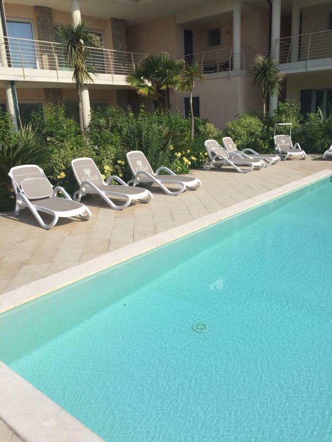 De Luxe Apartments Eden Сирмионе Екстериор снимка