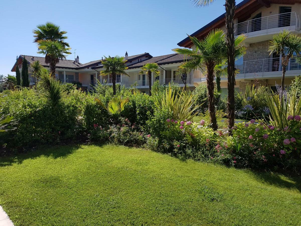 De Luxe Apartments Eden Сирмионе Екстериор снимка